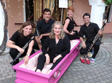 Katharina Grabner-Hayden mit den Musikern des Klarinetten-Quartetts "Rosarot und Himmelblau"