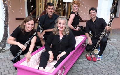 Katharina Grabner-Hayden mit den Musikern des Klarinetten-Quartetts "Rosarot und Himmelblau"