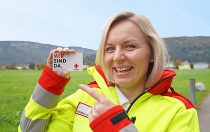 Rotkreuz-Sanitäterin mit Mitgliedskarte