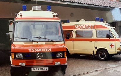 Auf dem Foto sind zwei alte Rettungsautos NAW und SNAW zu sehen.