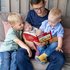 Günther Enzenhofer mit seinen drei Kindern beim Vorlesen