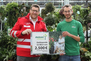 Helmut Steinkogler (Bezirksgeschäftsführer) und Stefan Feichtner (Leiter des Gartencenters Dehner in Anif)