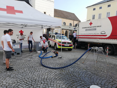 Team der Trinkwasseraufbereitung des Österreichischen Roten Kreuzes bei einer Vorführung.
