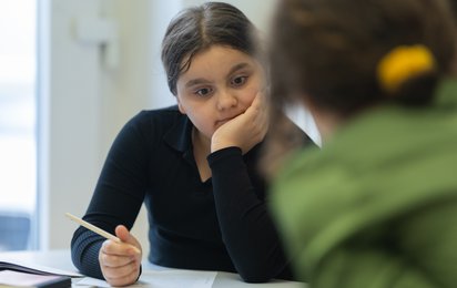 Schülerin beim Absolvieren der Hausübung