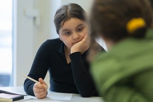 Schülerin beim Absolvieren der Hausübung