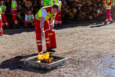Ein Sanitäter löscht einen Brand