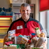 Mitarbeiter der Tafel mit Lebensmittelspenden in der Hand