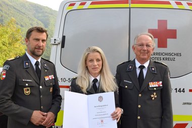 Elisabeth Gruber wurde zur neuen Bezirksrettungskommandantin für den Lungau ernannt. Landesrettungskommandant Stefan Herbst (links) und Rotkreuz-Präsident Dr. Werner Aufmesser (rechts) freuen sich über eine „ausgezeichnete Wahl“.