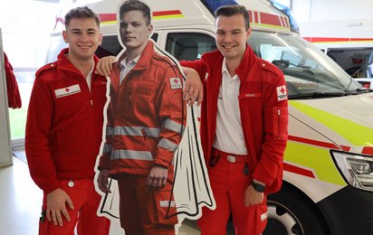 Zivildiener Niklas Gruber und Jakob Aumayr vor Rettungswagen