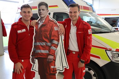 Zivildiener Niklas Gruber und Jakob Aumayr vor Rettungswagen