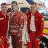 Zivildiener Niklas Gruber und Jakob Aumayr vor Rettungswagen