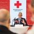 IFRC Generalsekretär Jagan Chapagain vor Rotkreuzlogo