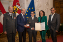 Im Bild: Rotkreuz-Präsident Dr. Werner Aufmesser, Landeshauptmann Wilfried Haslauer, Gabriela Haupt aus Straßwalchen (Flachgau), Landesrätin Daniela Gutschi, Landesrat Christian Pewny.