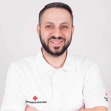 Mohammad Abu Hamad - © Rotes Kreuz Tirol Andreas Amplatz Mohaad Abu Hamad im Rotkreuz Polo, verschränkten Armen und im Portrait