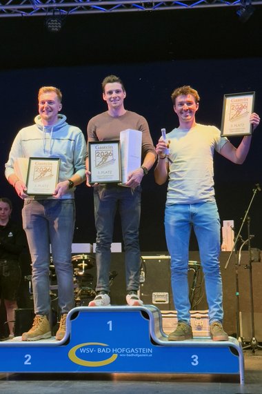 Siegerehrung für die Gesamtsiegerinnen bei den Herren: Roland Moser aus St. Michael im Lungau (Mitte) vor Ralf Gasser aus Tirol (links) und Andreas Behmann aus Vorarlberg (rechts).