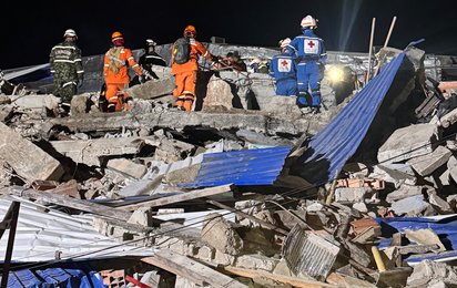 Rot Kreuz Helfer suchen in Trümmern nach Überlebenden.