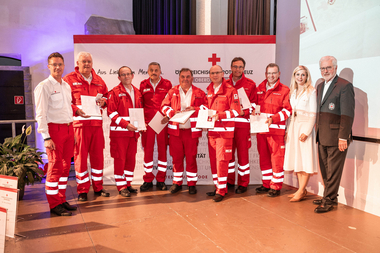 Gruppenbild mit BGL, den Ausgezeichneten, Bezirksstellenleiterin, Präsident
