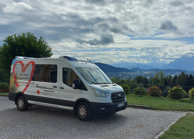 Das Herzenswunsch-Hospizmobil auf einer Anhöhe über der Stadt Salzburg