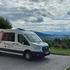 Das Herzenswunsch-Hospizmobil auf einer Anhöhe über der Stadt Salzburg