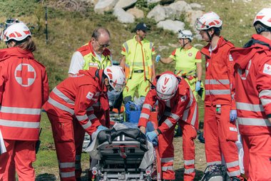 Foto ©Ecaterina TOLICOVA | ÖRK Osttirol. Einsatzkräfte versorgten einen Übungspatienten und bereiteten ihn für den Abtransport vor.