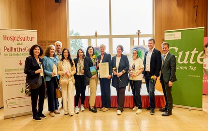 Das Team des Seniorenwohnhauses Elsbethen mit dem Elsbethener Bürgermeister Matthias Herbst.