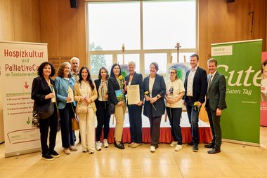 Das Team des Seniorenwohnhauses Elsbethen mit dem Elsbethener Bürgermeister Matthias Herbst.