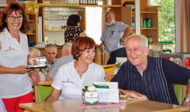 Heimbewohner und Heimbewohnerinnen beim Generationencafe Eferding mit freiwiligen Helfern