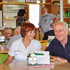 Heimbewohner und Heimbewohnerinnen beim Generationencafe Eferding mit freiwiligen Helfern