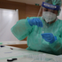 Mitarbeiter im Schutzanzug führ Corona Test durch