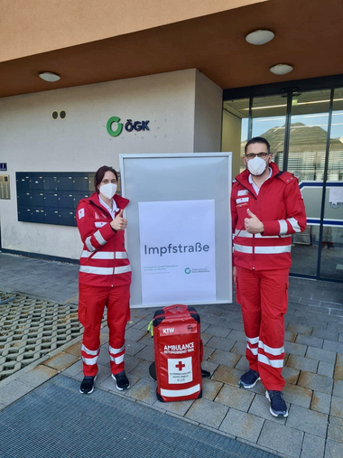 Betreuung der COVID-19 Impfaktion für Pädagogen - © ÖRK/Bertram Schedler Corina und Markus betreuten die COVID-19 Impfaktion für Pädagogeninnen und Pädagogen.