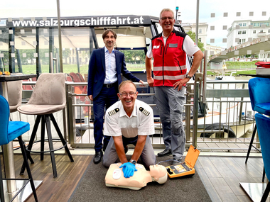 Captain Ian bekommt eine Einschulung am Defibrillator