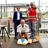 Captain Ian bekommt eine Einschulung am Defibrillator