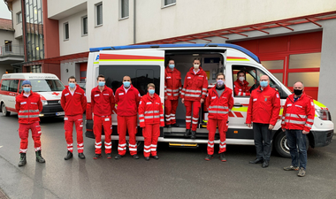 Zu Zeiten der Corona-Pandemie ein alltägliches Bild: Die Masken. Ein Gruppenfoto am Hof mit viel Abstand und Gesichtmasken vor und in einem Rettungswagen.