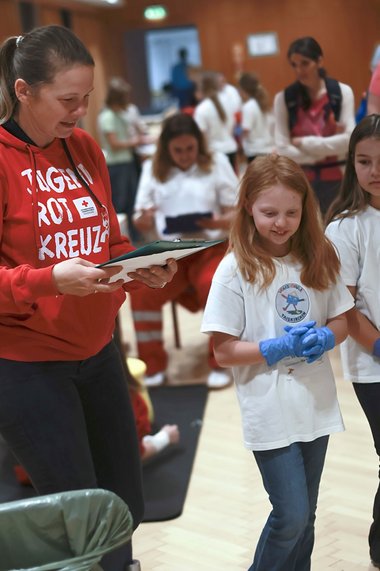 Kinder engagieren sich beim Erste Hilfe Bewerb