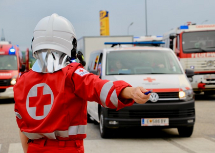 Rettungsdienst-Mitarbeiter weist Rettungswagen ein