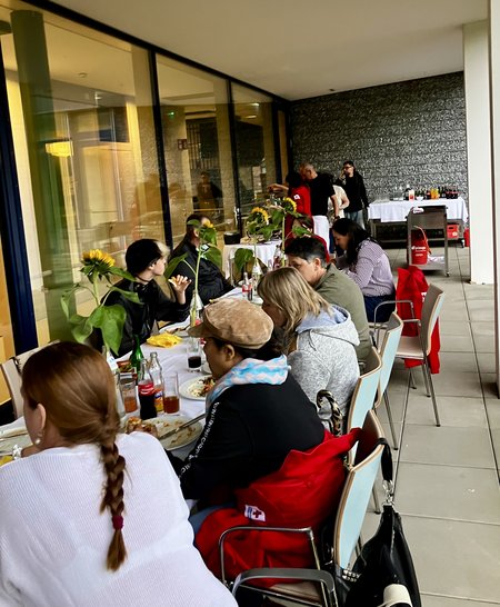 Mitarbeiter:innen des Seniorenwohnhauses Hallein sitzen gemeinsam an einem Tisch und essen