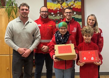 Übergabe der 100 liebevoll gepackten Schuhschachteln für Menschen in Not an die Caritas-Wärmestube Linz