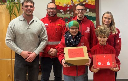 Übergabe der 100 liebevoll gepackten Schuhschachteln für Menschen in Not an die Caritas-Wärmestube Linz