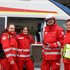 Vier Rettungssanitäter des Roten Kreuzes Eferding vor Rettungswagen
