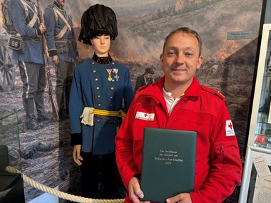 Mario Pagitsch, verantwortlich für das Rotkreuz-Museum Lungau, führt durch die neu gestaltete Ausstellung.