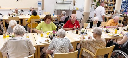 Blick in den Speisesaal mit den Bewohnerinnen des Seniorenwohnhauses