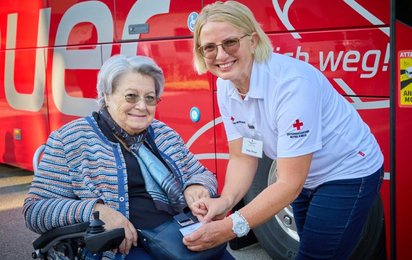 Helga Ettinger engagiert sich seit 2014 beim OÖ. Roten Kreuz und hat mittlerweile rund 16 Wochenreisen begleitet.