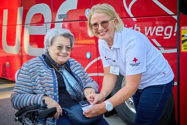 Helga Ettinger engagiert sich seit 2014 beim OÖ. Roten Kreuz und hat mittlerweile rund 16 Wochenreisen begleitet.