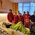 Strahlende Eltern und stolze Einsatzkräfte: Verena und Bernhard mit ihrem neugeborenen Sohn Reinhard im Klinikum Wels, gemeinsam mit der Rettungsmannschaft des Roten Kreuzes Eferding nach der erfolgreichen Hausgeburt