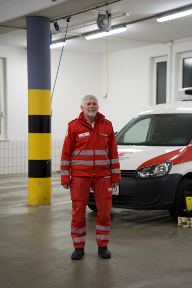 Franz Aspalter geht in den Ruhestand, man sieht in voller Freude über die Überraschung in der Garage stehen.