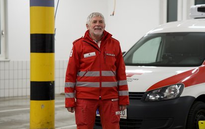 Franz Aspalter geht in den Ruhestand, man sieht in voller Freude über die Überraschung in der Garage stehen.