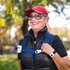 Frau_im_Park_mit_mobiler_Rufhilfe