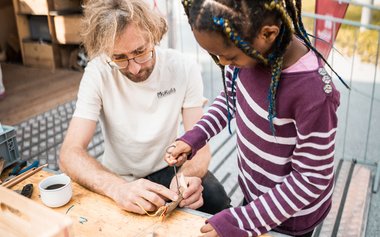  Im Bildhauer-Workshop mit Projektleiter Felix Igler wurde aus Holz der "Putzgauch" gefertigt 