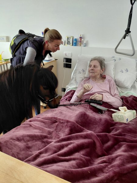 Bewohner mit Bianca Santner und Pony