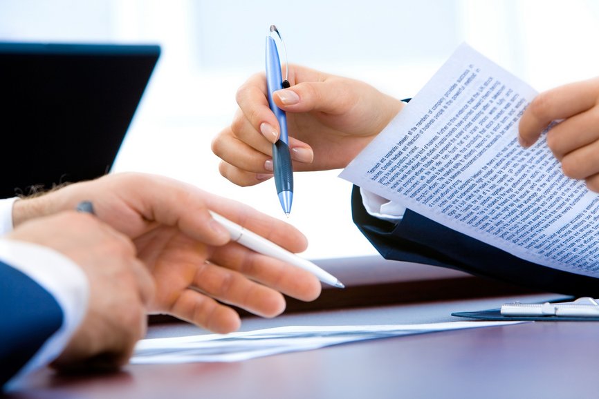 Führungsposition  - © Pixabay  zwei männliche und zwei weibliche Hände handieren mit einem Dokument. sie haben Schreiber in der Hand. Businesssetting am Schreibtisch